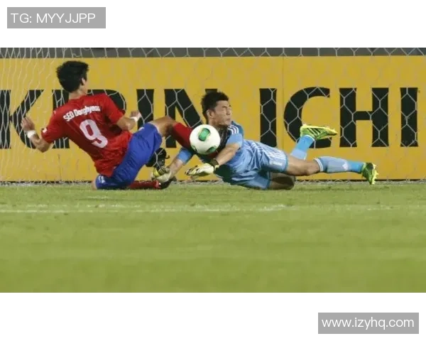 足球砸门将的瞬间反应与精彩扑救背后的故事与技巧分析 足球砸门将的瞬间反应与精彩扑救背后的故事与技巧分析