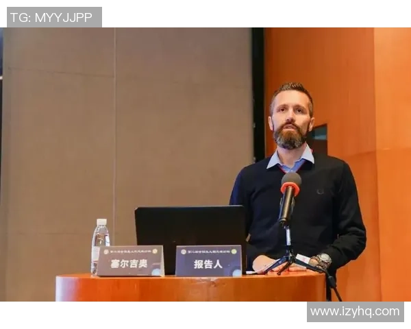 长袖足球的魅力与实用性探讨及其在现代足球运动中的应用价值分析 长袖足球的魅力与实用性探讨及其在现代足球运动中的应用价值分析